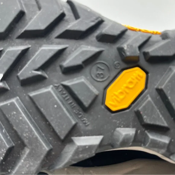 NWOB Santana Canada snow boots featuring a Vibram outsole size 37 US7 black tall - Picture 8 of 8